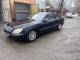 Mercedes-Benz S 320 1999 года за 3 800 000 тг. в Караганда – фото 2