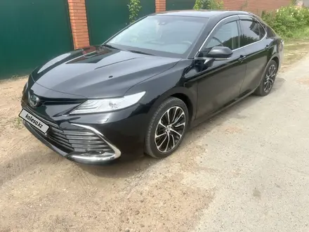 Toyota Camry 2021 года за 16 500 000 тг. в Уральск – фото 3