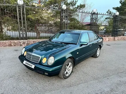 Mercedes-Benz E 230 1997 года за 2 750 000 тг. в Караганда – фото 3