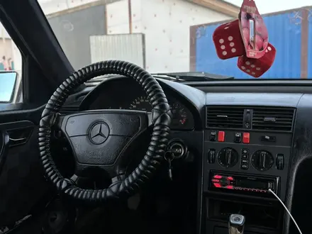 Mercedes-Benz C 200 1995 года за 1 100 000 тг. в Уральск – фото 4