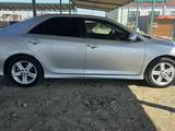 Toyota Camry 2013 года за 5 500 000 тг. в Атырау – фото 2