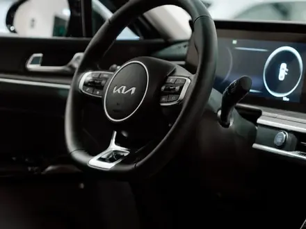 Kia K5 Prestige 2026 года за 15 490 000 тг. в Алматы – фото 35