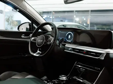 Kia K5 Prestige 2026 года за 15 490 000 тг. в Алматы – фото 37