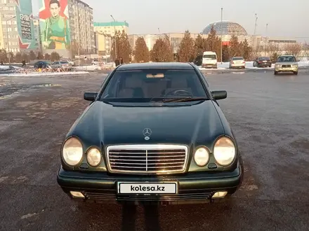 Mercedes-Benz E 240 1998 года за 2 800 000 тг. в Алматы