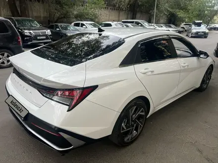 Hyundai Elantra 2023 года за 7 900 000 тг. в Алматы – фото 2