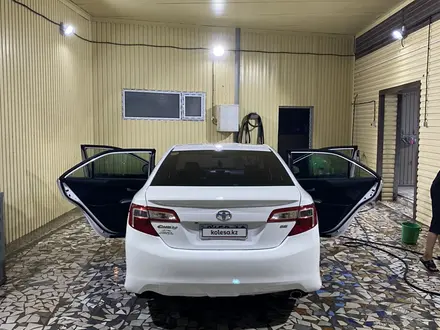 Toyota Camry 2014 года за 6 700 000 тг. в Атырау – фото 3