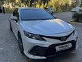 Toyota Camry 2022 года за 16 200 000 тг. в Актобе – фото 2