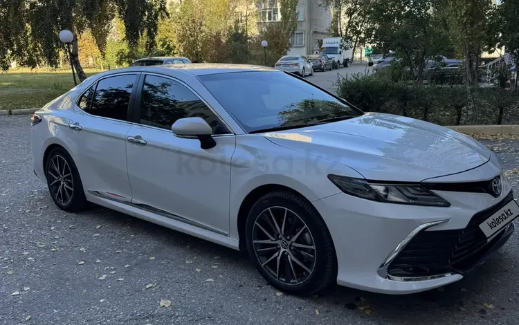 Toyota Camry 2022 года за 16 200 000 тг. в Актобе