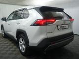 Toyota RAV4 2021 года за 14 700 000 тг. в Алматы – фото 2