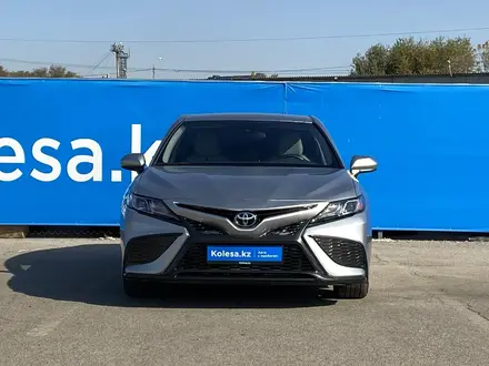Toyota Camry 2021 года за 17 460 000 тг. в Алматы – фото 2
