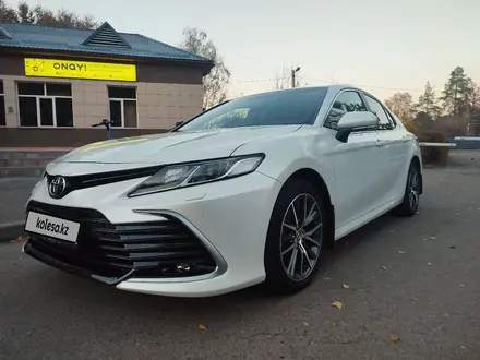 Toyota Camry 2021 года за 15 900 000 тг. в Алматы – фото 5