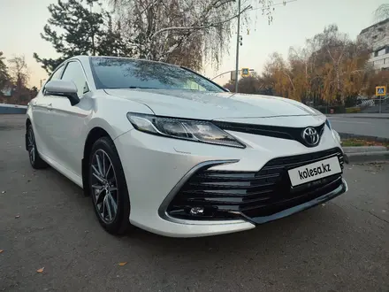 Toyota Camry 2021 года за 15 900 000 тг. в Алматы – фото 6