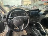 Toyota Camry 2021 года за 14 200 000 тг. в Актобе – фото 5