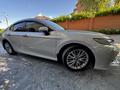 Toyota Camry 2019 года за 14 000 000 тг. в Атырау – фото 2