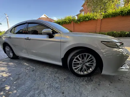 Toyota Camry 2019 года за 14 000 000 тг. в Атырау – фото 2