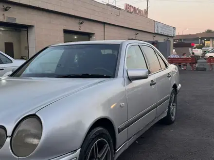 Mercedes-Benz E 320 1997 года за 2 800 000 тг. в Талдыкорган – фото 2