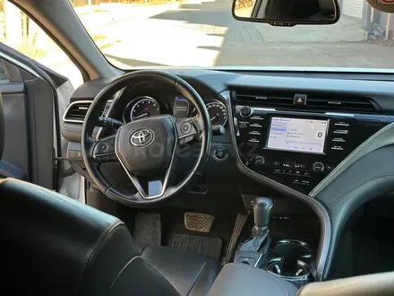 Toyota Camry 2018 года за 11 200 000 тг. в Актобе – фото 9