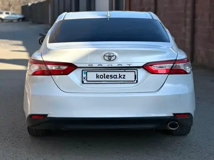 Toyota Camry 2018 года за 11 200 000 тг. в Актобе – фото 11
