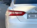 Toyota Camry 2018 года за 11 200 000 тг. в Актобе – фото 13
