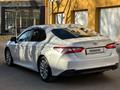 Toyota Camry 2018 года за 11 200 000 тг. в Актобе – фото 12