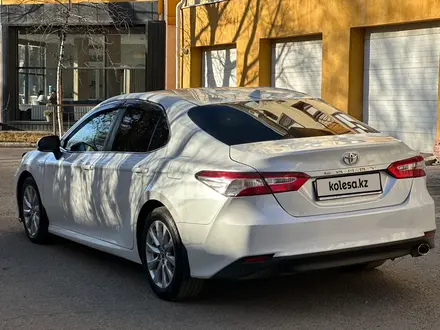 Toyota Camry 2018 года за 11 200 000 тг. в Актобе – фото 12