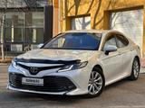 Toyota Camry 2018 года за 10 900 000 тг. в Актобе