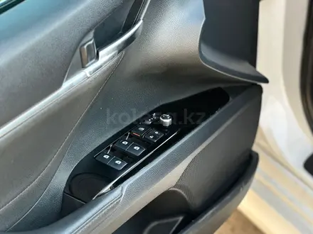 Toyota Camry 2018 года за 11 200 000 тг. в Актобе – фото 3