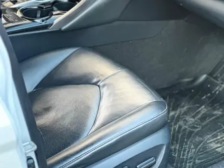 Toyota Camry 2018 года за 11 200 000 тг. в Актобе – фото 7