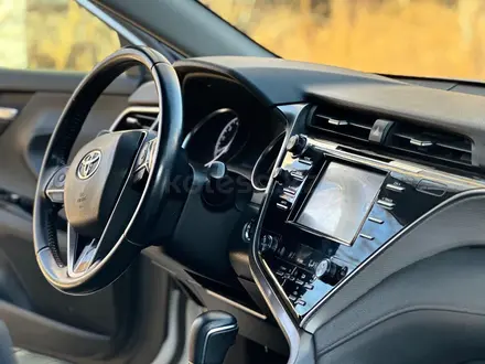 Toyota Camry 2018 года за 11 200 000 тг. в Актобе – фото 8