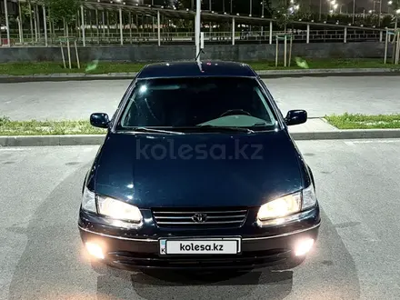 Toyota Camry 1997 года за 3 100 000 тг. в Алматы – фото 2