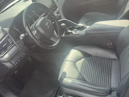 Toyota Camry 2021 года за 11 500 000 тг. в Уральск – фото 3