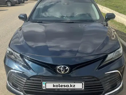 Toyota Camry 2021 года за 11 500 000 тг. в Уральск – фото 2