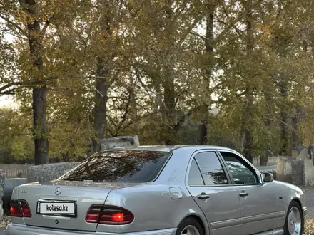 Mercedes-Benz E 55 AMG 1996 года за 3 500 000 тг. в Караганда – фото 3