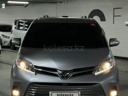 Toyota Sienna 2018 года за 18 990 000 тг. в Тараз