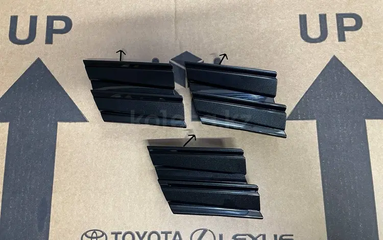Заглушка буксировочного крюка решётку бампера Тойота Камри Toyota Camry 70 за 8 000 тг. в Алматы