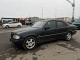 Mercedes-Benz C 180 1997 года за 1 250 000 тг. в Кокшетау – фото 2