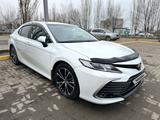 Toyota Camry 2021 года за 16 050 000 тг. в Актобе – фото 3