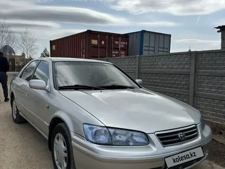 Toyota Camry 2000 года за 4 000 000 тг. в Караганда – фото 2