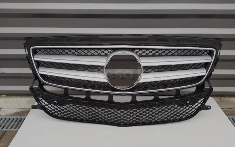 Решетка радиатора Mercedes 218 за 160 000 тг. в Алматы