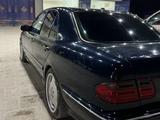 Mercedes-Benz E 320 1998 годаүшін3 300 000 тг. в Жанаозен – фото 2