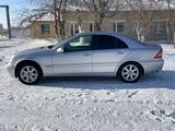 Mercedes-Benz C 200 2001 года за 2 455 555 тг. в Караганда – фото 2