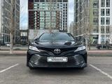 Toyota Camry 2019 года за 15 600 000 тг. в Астана – фото 2