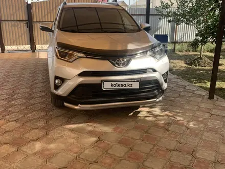 Toyota RAV4 2016 года за 12 500 000 тг. в Уральск – фото 2