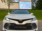 Toyota Camry 2019 года за 16 200 000 тг. в Астана – фото 2
