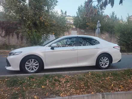 Toyota Camry 2020 года за 13 400 000 тг. в Алматы – фото 4