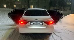 Toyota Camry 2017 года за 8 000 000 тг. в Актобе – фото 2