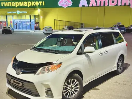Toyota Sienna 2018 года за 13 000 000 тг. в Уральск