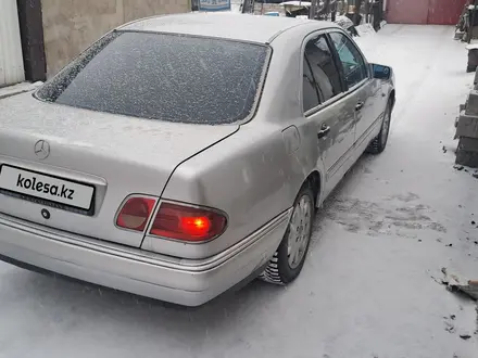 Mercedes-Benz E 230 1997 года за 1 900 000 тг. в Семей – фото 2