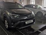 Toyota RAV4 2016 годаfor10 700 000 тг. в Астана