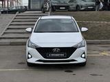 Hyundai Accent 2022 года за 7 750 000 тг. в Караганда – фото 2